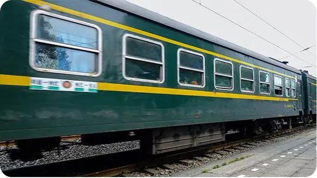 重庆自贵州这趟绿皮火车,没空调没软座,可开车窗递行李