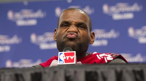 组图nba总决赛第四场赛前发布会詹姆斯表情多变2