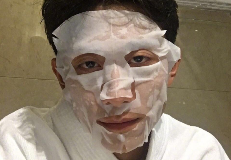 男生首次敷面膜,神似"兵马俑"走红网络,室友:当场就懵