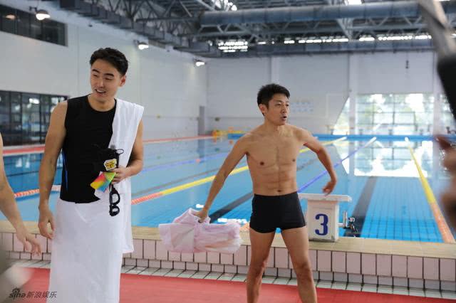 撒贝宁身上的"腹肌"也是画上去的. (来自:腾讯娱乐)