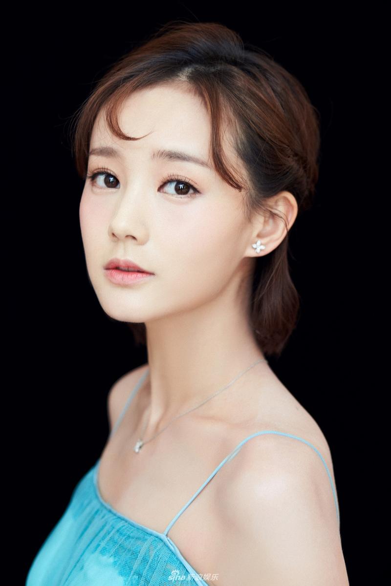 组图:李一桐助力慈善芭莎夜 清新甜美似仙女