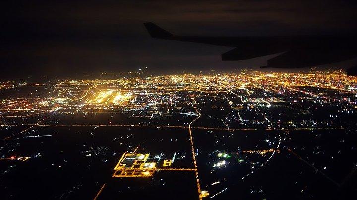 北京直飞科伦坡,航班凌晨0050起飞.从空中看夜幕下的大北京