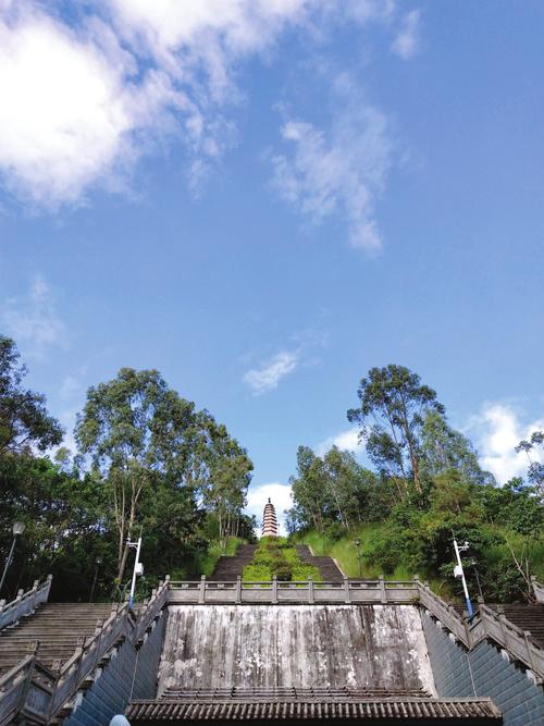 弥渡一中校内的文笔塔 弥渡一中校内的文笔塔