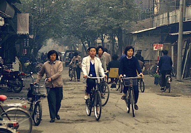 高清老照片:时光穿梭,来看八十年代的老成都,网红城市的蜕变