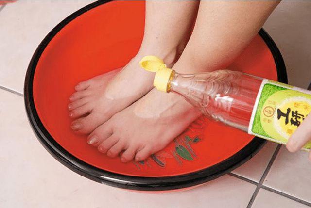 一到夏天脚就出汗有脚臭怎么办?3个小妙招,或许对你有