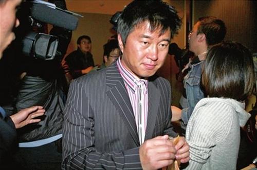 据了解,满文军有过两段婚姻,他的前妻叫高晓莹,原来是满文军的同班