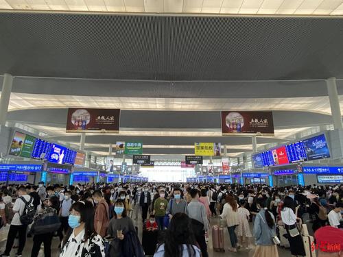 成都东站候车大厅"今日,成都东站26名志愿者8时便全部到岗,帮助