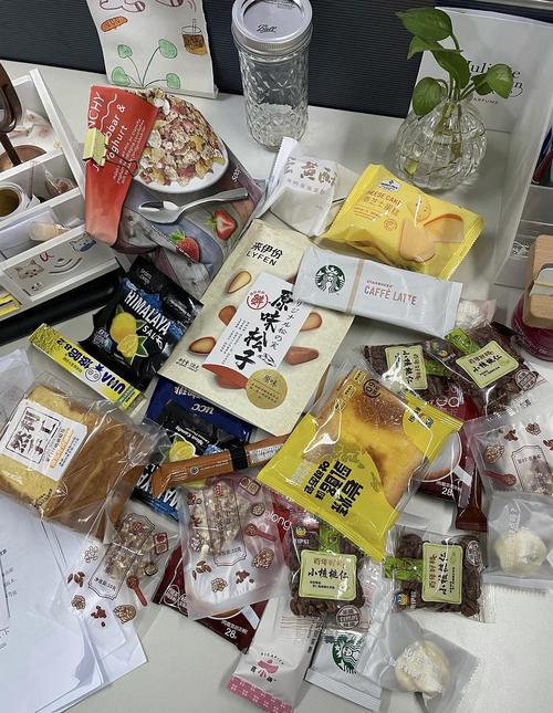 我的零食也太多了吧!抽屉都放不下了 好烦啊 凡尔赛一下哈哈哈哈哈