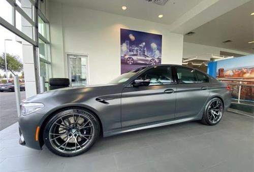 最帅"宝马5系"亮相,战斗灰车身,四出排气,625马力3.3秒破百