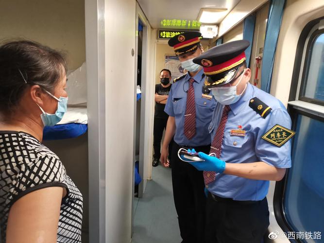 7月29日,由北京西开往成都的z49次列车途径郑州站开车后