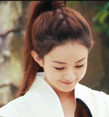 并且不适合耳朵上方的极短发 比起扎发,长脸型的女生更适合披发 因为