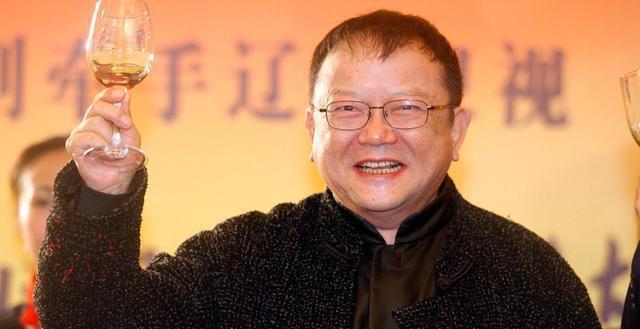 王刚送礼将一套喝剩的空酒瓶子给人送了过去,事情还办