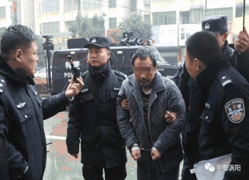 涡阳昨天众人围观马成杰等人指认犯罪现场