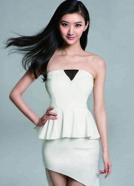 景甜一袭白色无袖连衣裙,深v领好迷人,不过颜值还是最美的!