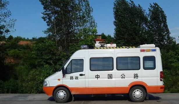 多功能路政车仗着自己身价高,外形好,十分骄傲,常常奚落自行车.