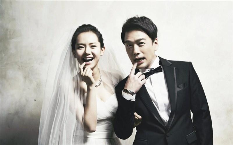 三十岁的职场精英杜拉拉(戚薇饰),她和王伟(王耀庆饰)的恋情瓜熟蒂落