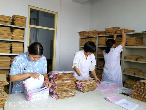 病案室复印组工作人员认真查找病历,核对