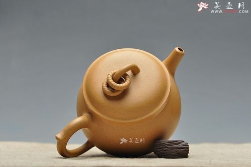 紫砂壶图片:造型古雅 稳重大气 三足鼎壶 - 宜兴紫砂壶网
