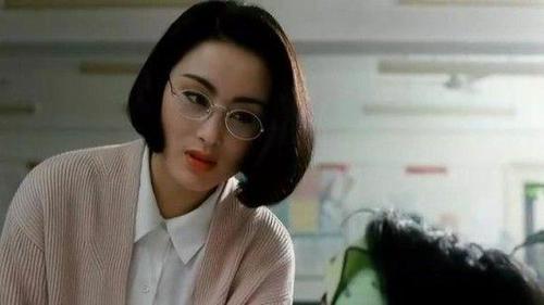 《逃学威龙》中饰演的女教师