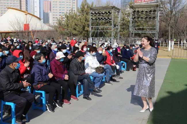冬春活动百姓天天乐正月十一中心广场百姓大舞台人山人海热闹非凡