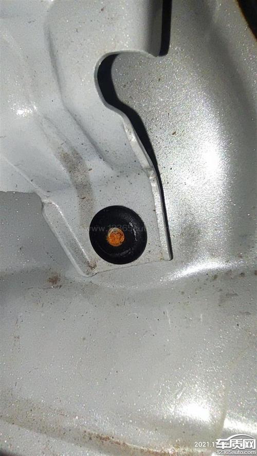 一汽丰田rav4新车荣放车身多处生锈
