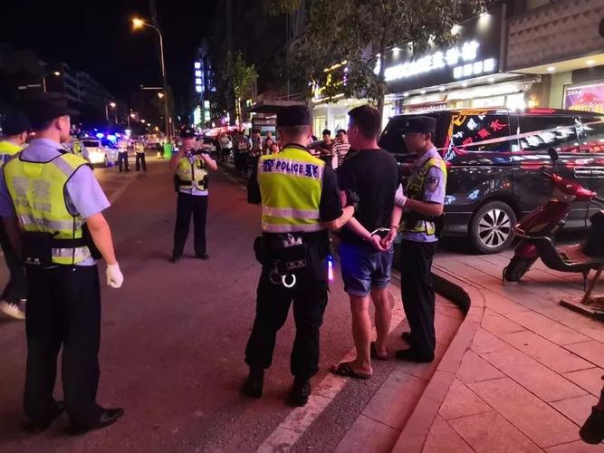 昨晚武穴交警直播查酒驾,现场一司机逃跑被抓回.