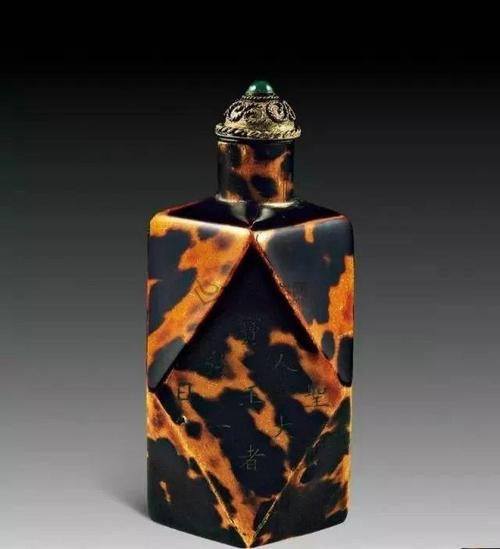 五,玳瑁与牛角的区分法:当下市场上经常有用牛角来冒充玳瑁欺骗消费