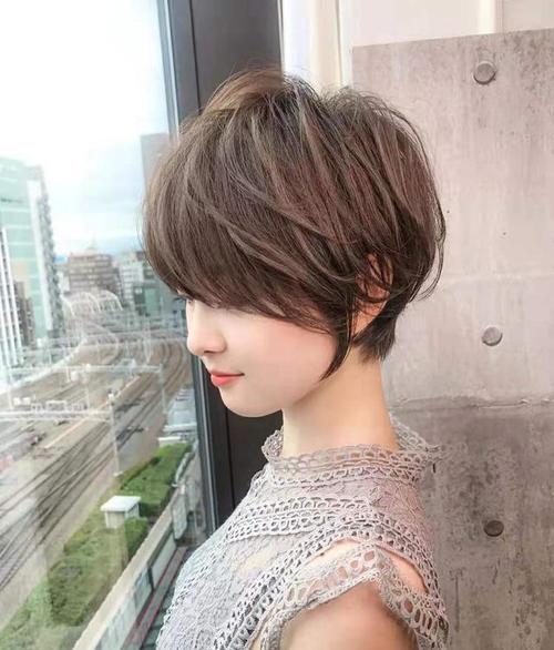 这种烫发方式,最适合短款发型,烫发可增加发量,但也会带来老气横秋的