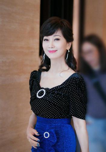 赵雅芝装嫩穿搭来袭,穿白色网纱裙真是又美又仙,不愧为不老女神
