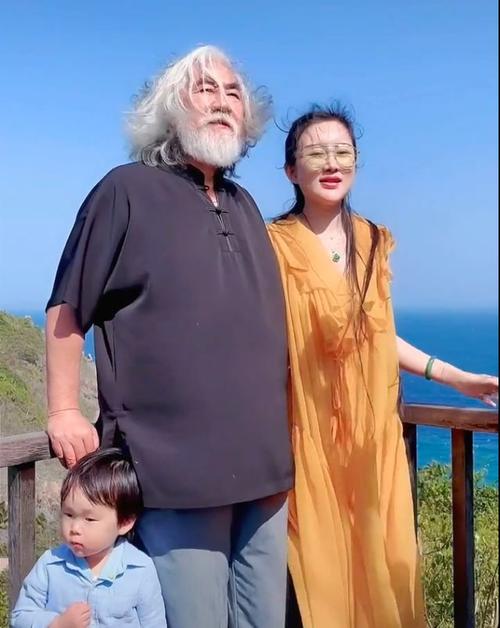 张纪中老婆漂亮是漂亮,但穿着有失身份,不像歌手白雪朴素大方!