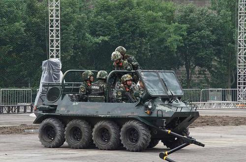 主播李苏宁试驾山猫(嘉陵全域8x8全地形车)