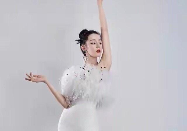 迪丽热巴穿白羽毛短裙,十分有韵味,身材纤细高挑