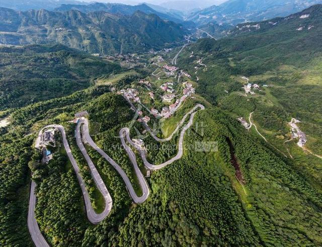 贵州遵义:七十二道拐成景点 山路弯弯迎客来