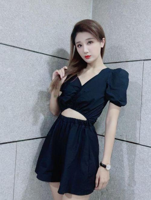 今天我们介绍的这位美女主持人就是山东电视台生活频道主持人李东辰.