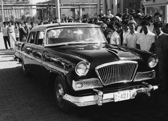 1958年8月1日,经过33天夜以继日的奋战,第一辆红旗高级轿车终于试制