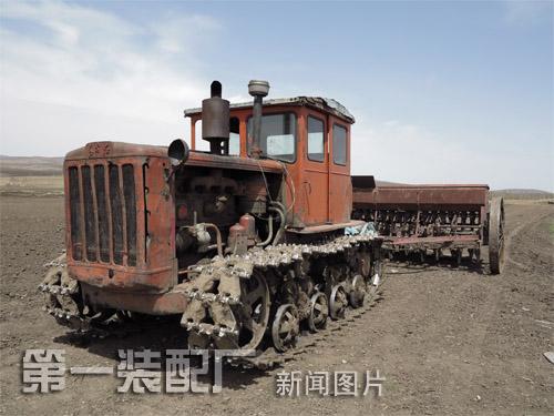 古老履带拖拉机大图