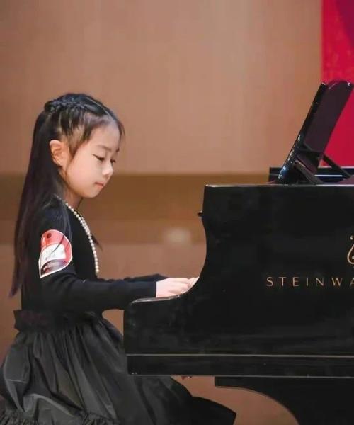 戚薇6岁女儿有大将之风穿小黑裙参加钢琴比赛不怯场可爱爆棚