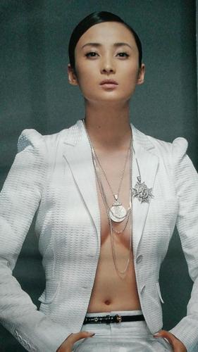 蒋勤勤30岁美图:时尚优雅性感气质不俗