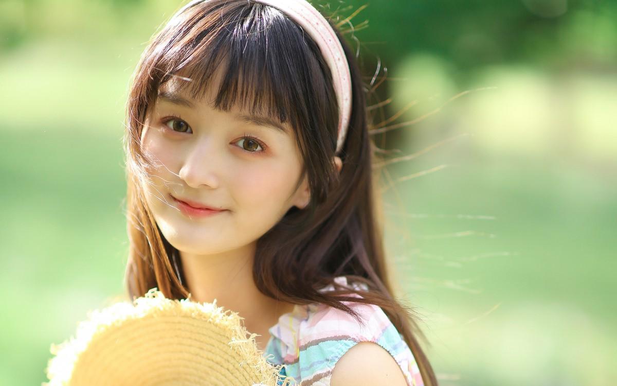 草地上的花裙子甜美女孩图片-美女壁纸-高清美女图片