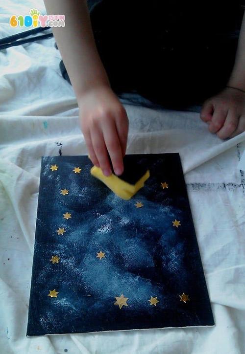 颜料把一些第一次贴的星星贴纸撕掉,露出白色的底闪闪的星空就做好了