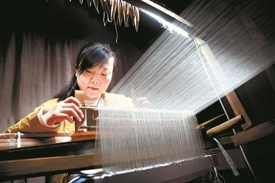 用缂丝机制作绣品
