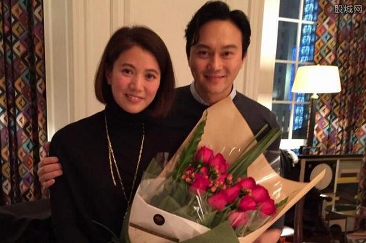 张智霖袁咏仪恩爱晒照 结婚16年甜蜜不减