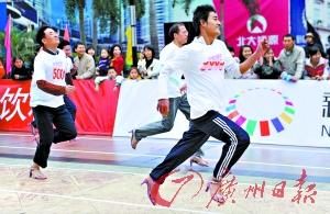 男士穿高跟鞋赛跑边跑边跌倒