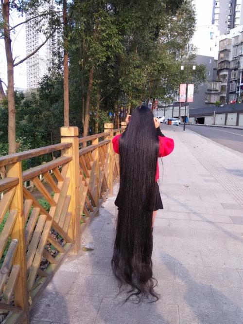 红衣长发拖地走