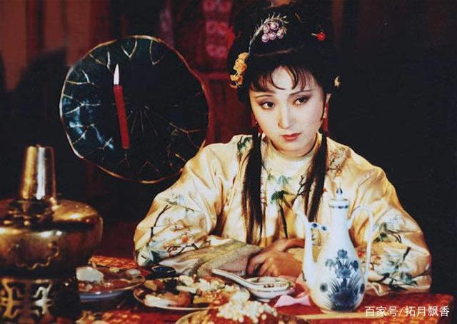 红楼梦贾宝玉大嫂李纨,为什么只对平儿做这件事,敢当众摸她?