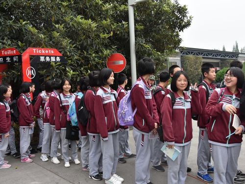 4月12日,毗河中学初2018级师生在副校长严德俊,树德中心副主任曾媛的