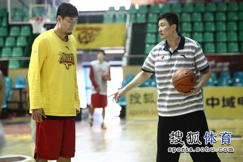 杜锋担纲助教组图:教苏伟打篮下 接受采访有范
