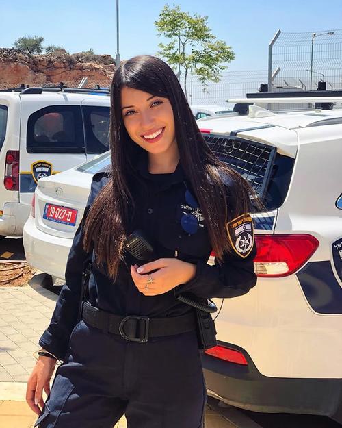 脸蛋身材不逊于专业模特,以色列女警有着令人难以置信