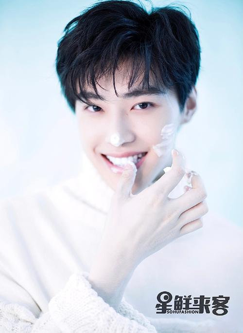 嘉羿清爽笑容阳光少年感写真图片