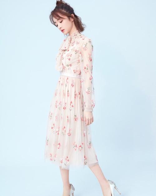 胡冰卿一袭西装霸气十足筷子腿抢镜全靠这条裤子网友求链接